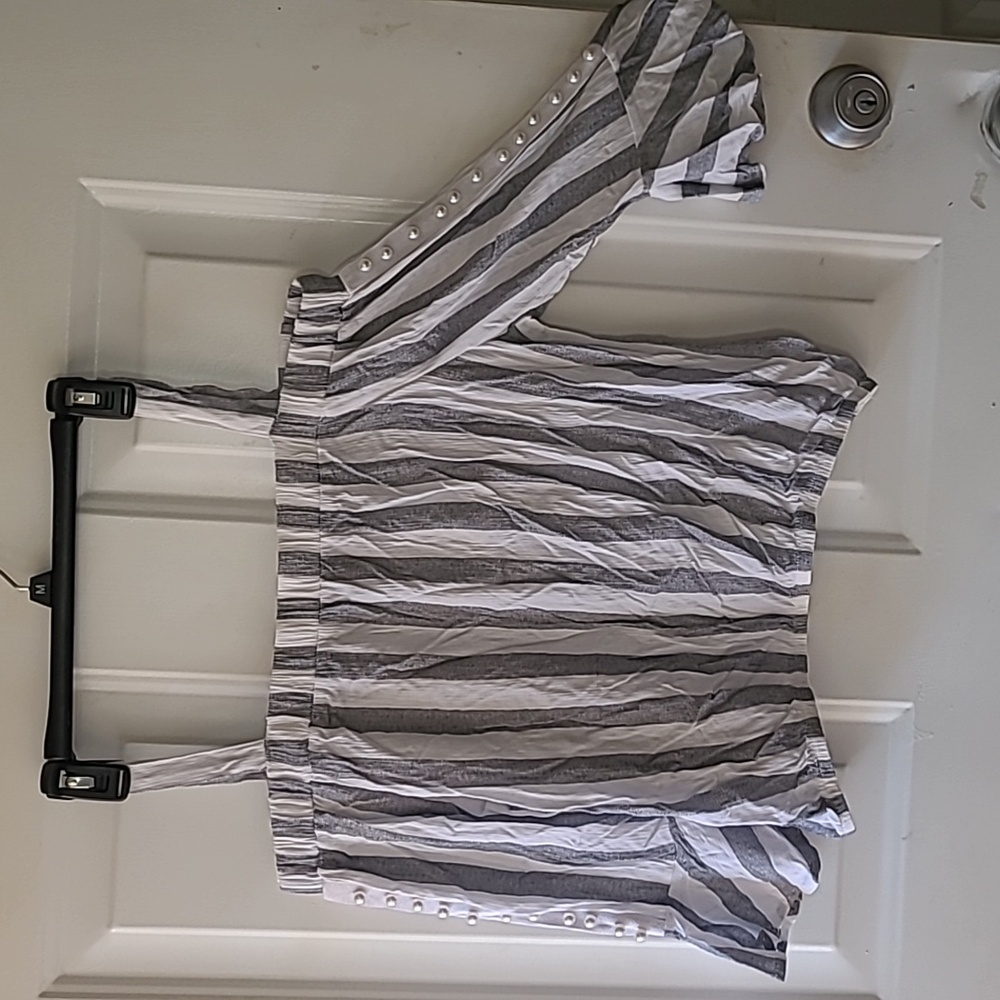 Almost famous blouse whit wave sleeves& cold shoulders